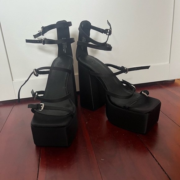 Size 6 platform heels from Urban Outfitters - Picture 5 of 7